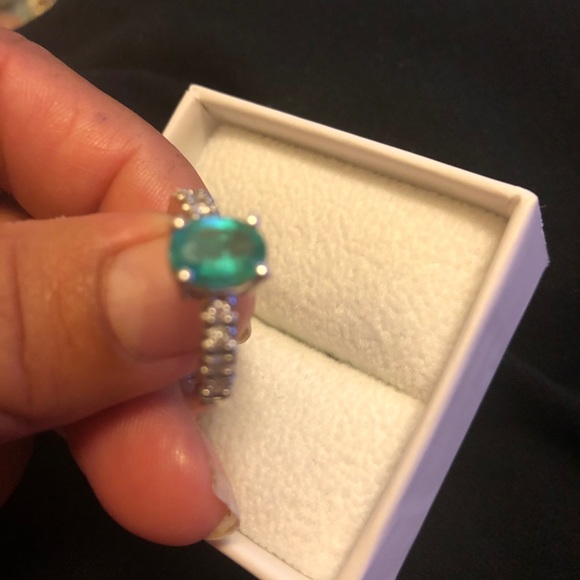 10 ct white gold emerald and diamond ring 1700 - Picture 1 of 5